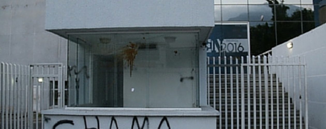 Grupos oficialistas atacaron sede de El Nacional