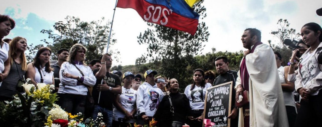 Así se desarrolló la misa en honor a Óscar Pérez durante su sepelio en el cementerio del Este (+fotos)