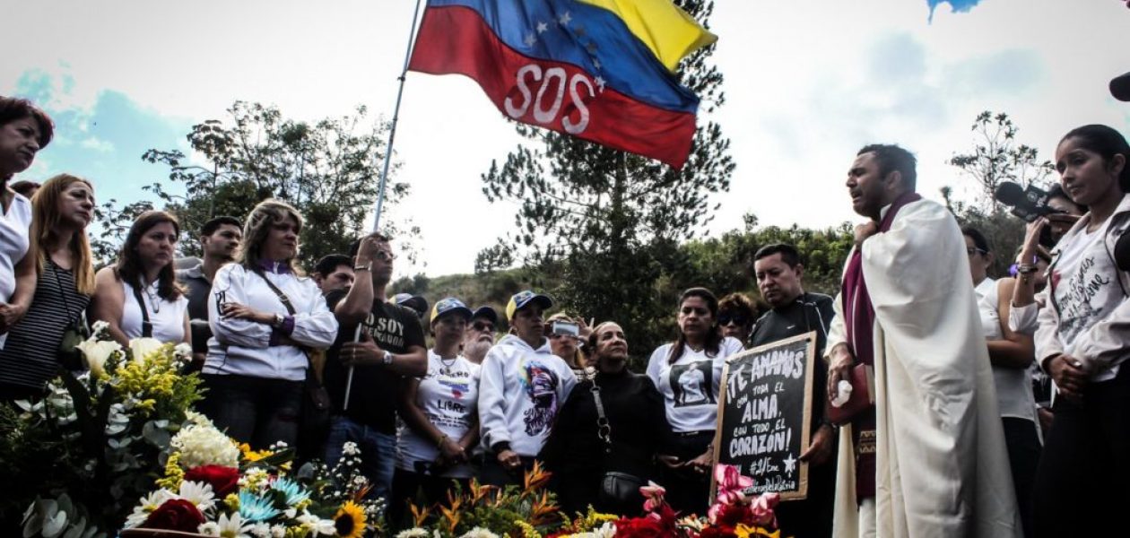 Así se desarrolló la misa en honor a Óscar Pérez durante su sepelio en el cementerio del Este (+fotos)