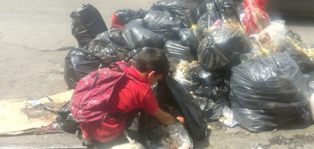 Escasez de alimentos obliga a niños a buscar comida en la basura