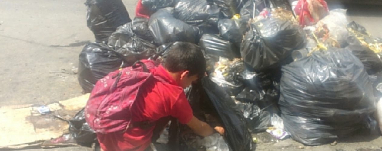 Escasez de alimentos obliga a niños a buscar comida en la basura