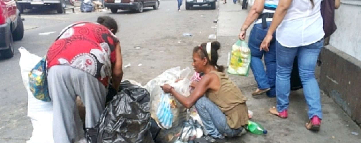 Escasez de alimentos lleva al venezolano a rebuscar entre la basura y crear nuevas recetas