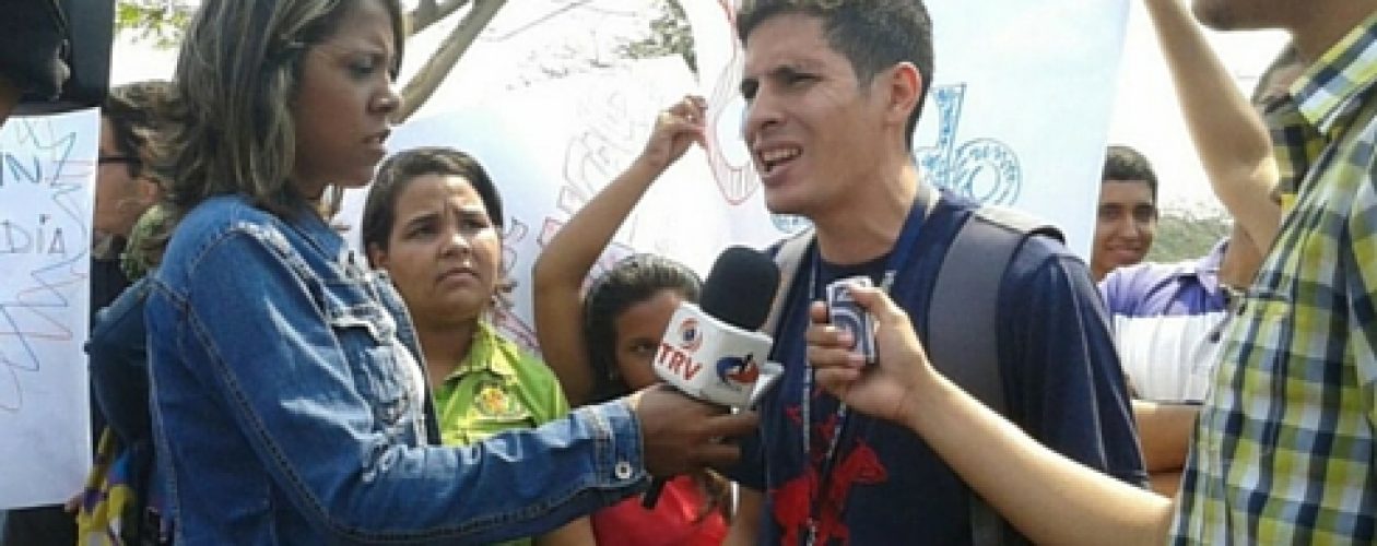 Estudiantes de la UCV mantienen protesta contra alcaldía de Sucre