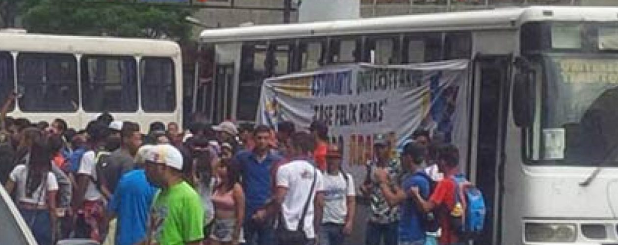 Estudiantes protestan por el aumento del pasaje en el estado Zulia