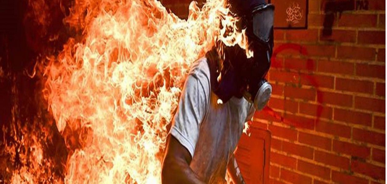 Ronaldo Schemidt ganó mejor fotografía periodística con imagen de manifestante en llamas