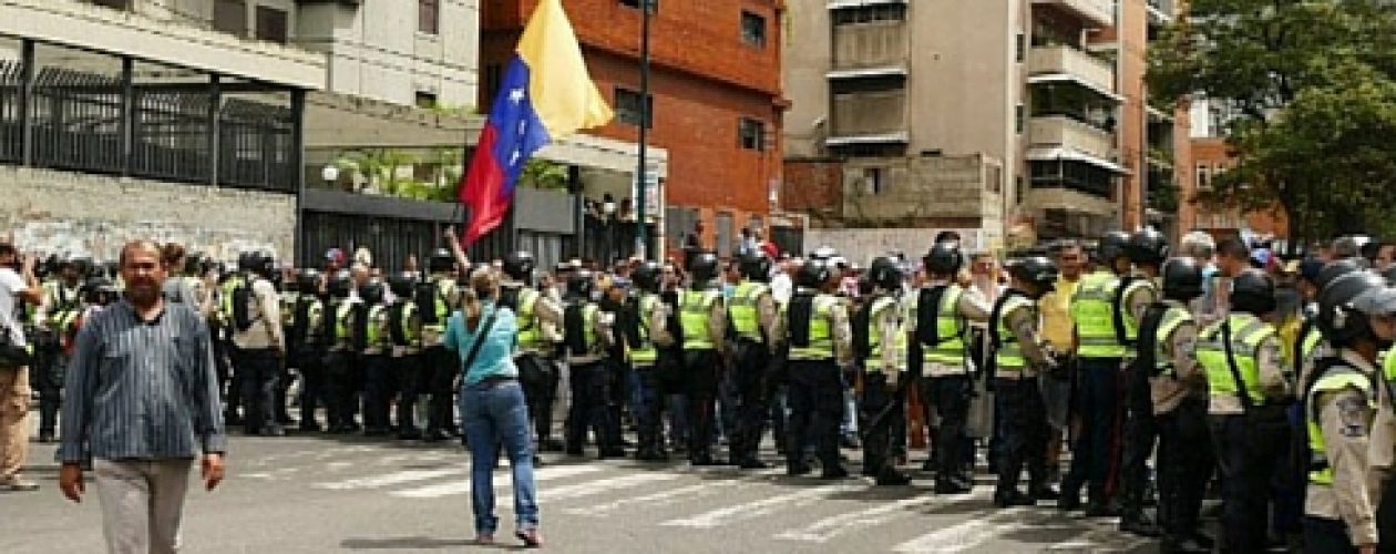 Fuerte presencia militar en marchas de la oposición en todo el país