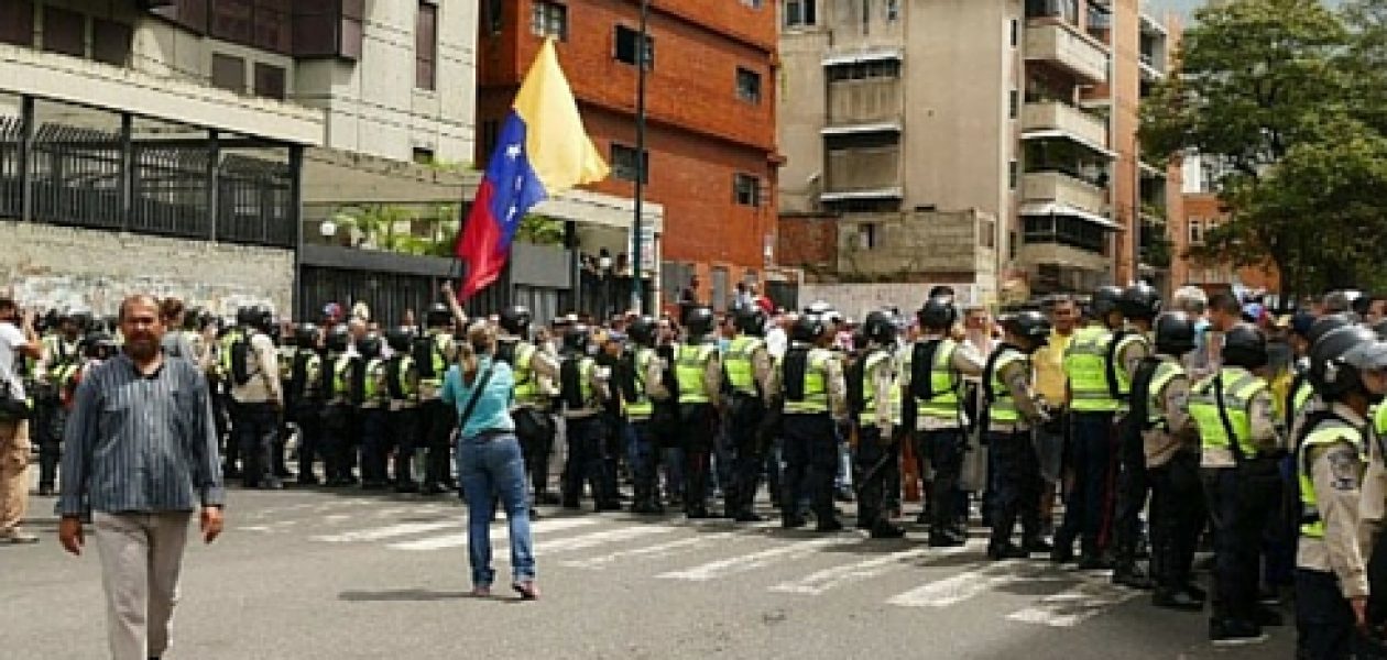 Fuerte presencia militar en marchas de la oposición en todo el país