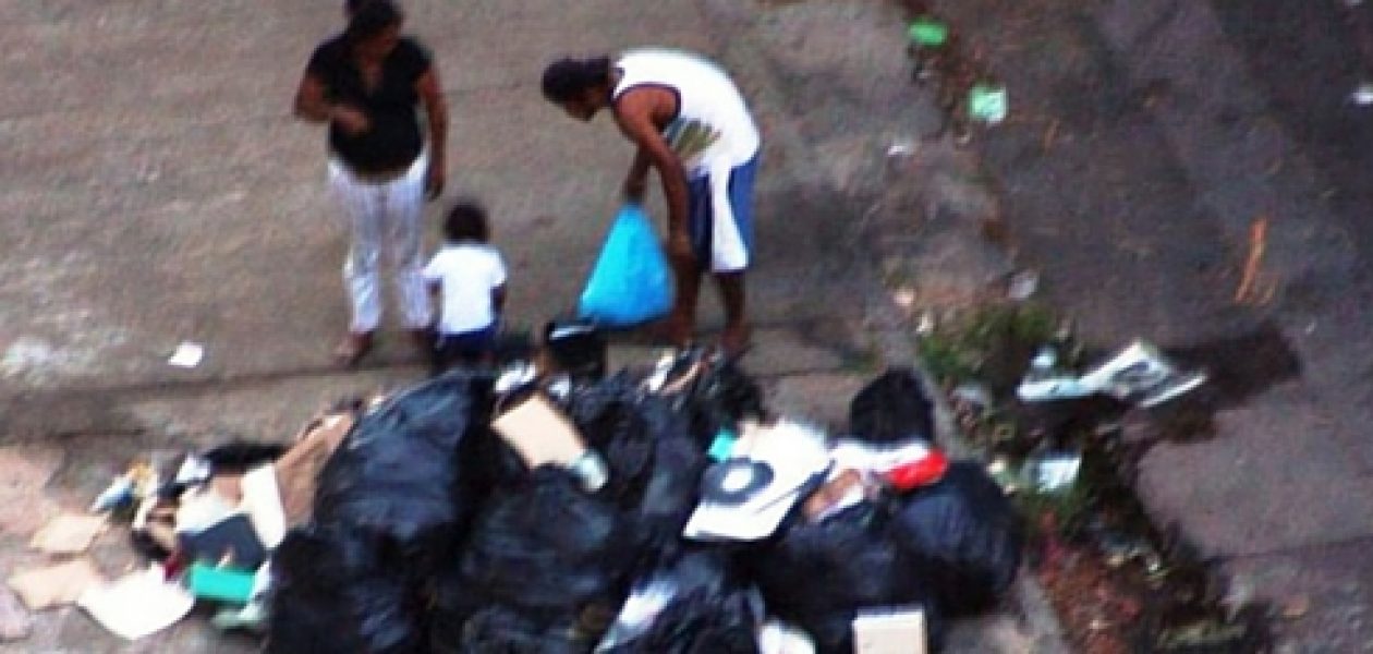 Hambre en Venezuela: Buscan qué comer entre la basura