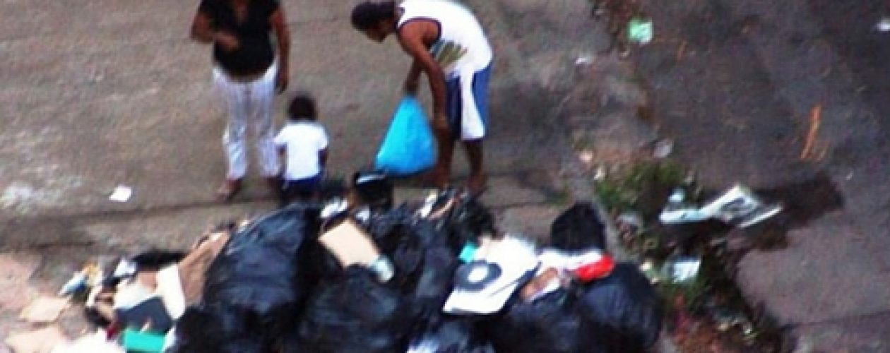 Hambre en Venezuela: Buscan qué comer entre la basura