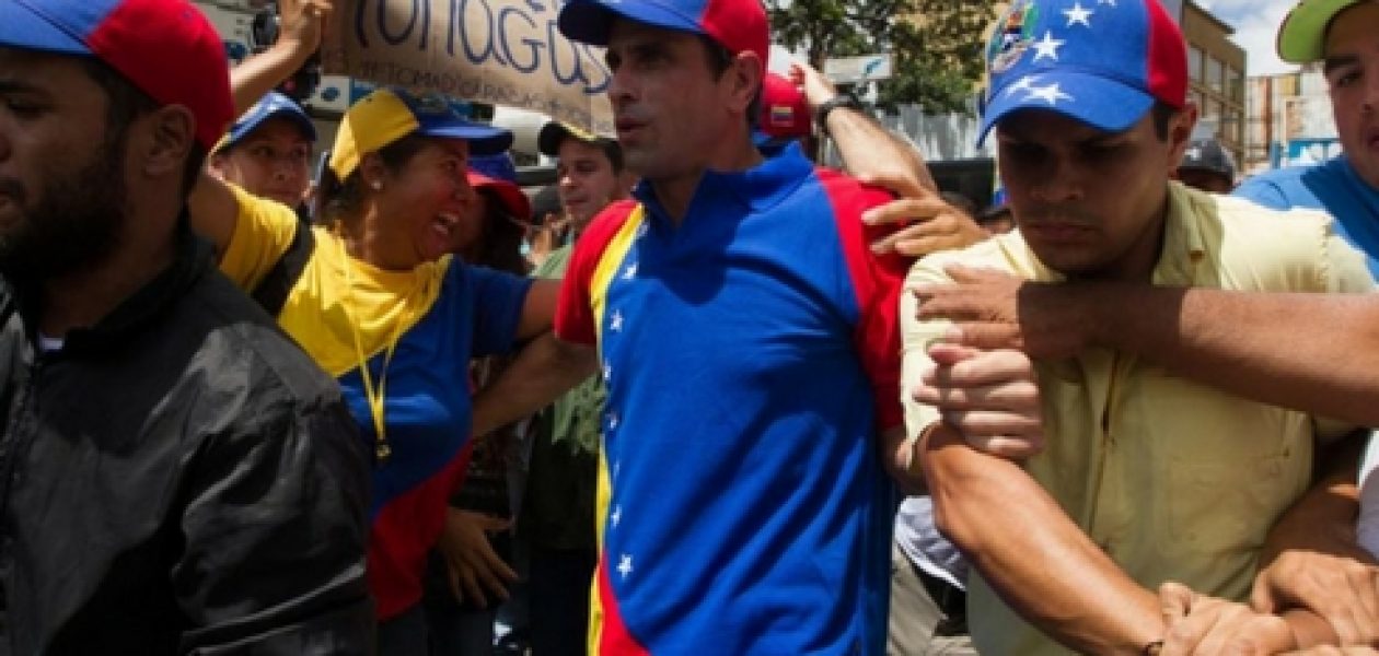 Henrique Capriles sorprendido por encapuchados en aeropuerto de Margarita