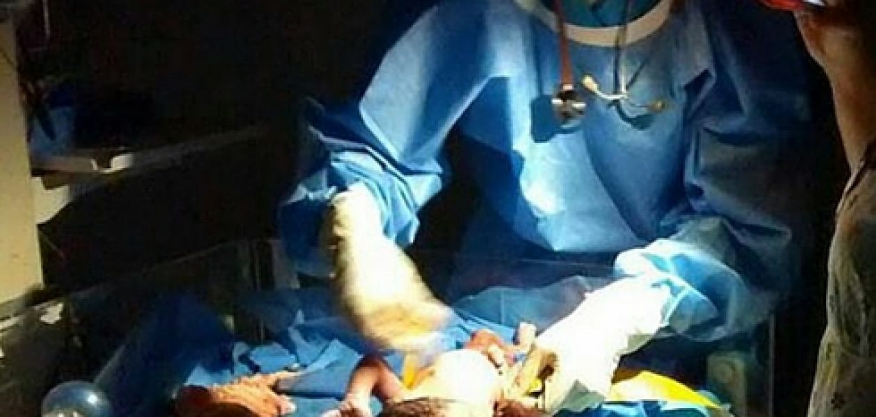En hospital de Guayana atienden parto con la luz de celulares