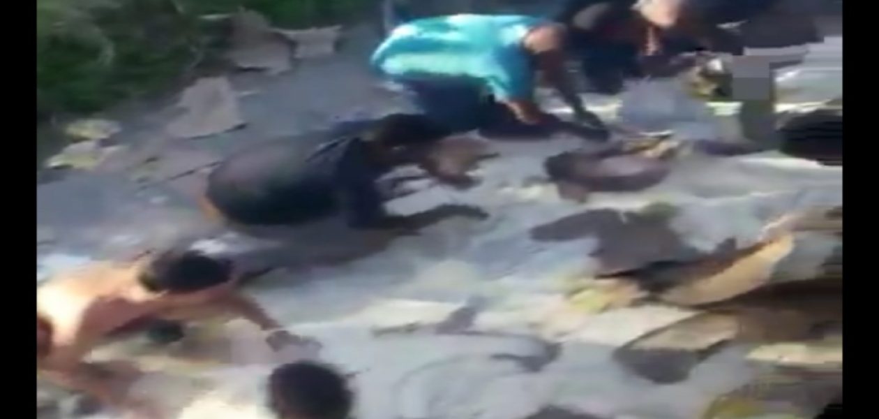 Venezolanos con hambre agarran harina del suelo para comer (VIDEO)
