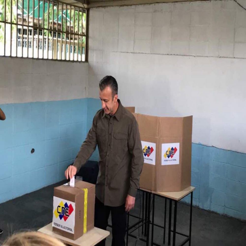 Medios de comunicación no pudieron ingresar a centro de votación donde votó Tareck El Aissami