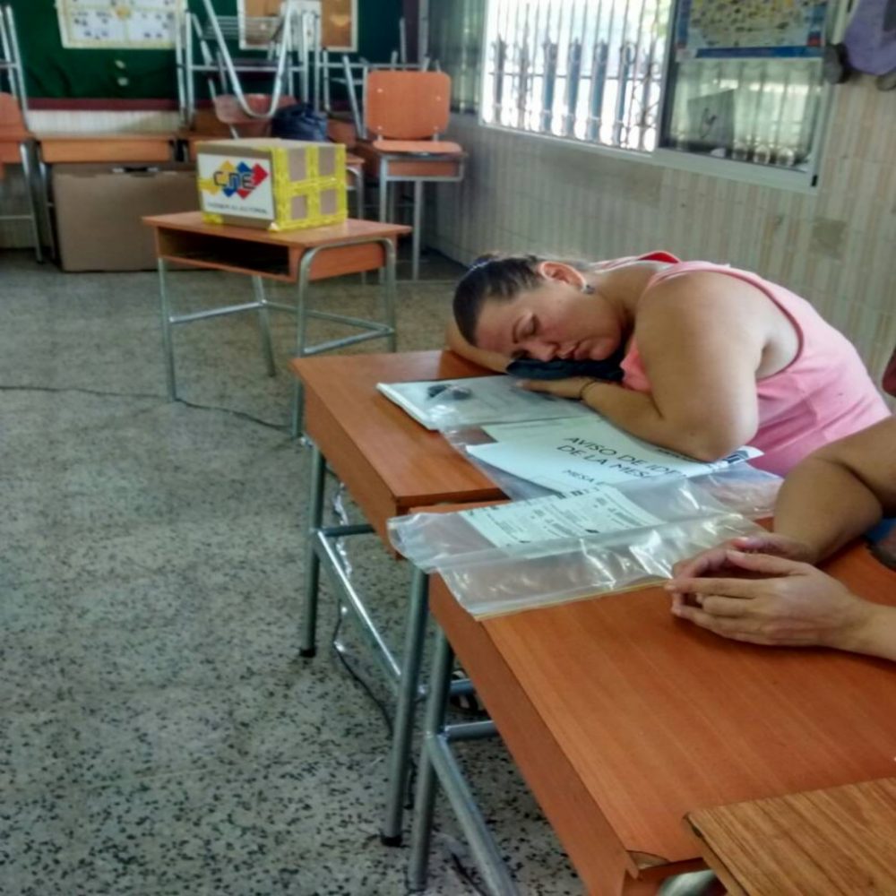 Miembros de mesa se durmieron por no tener votantes (FOTOS)