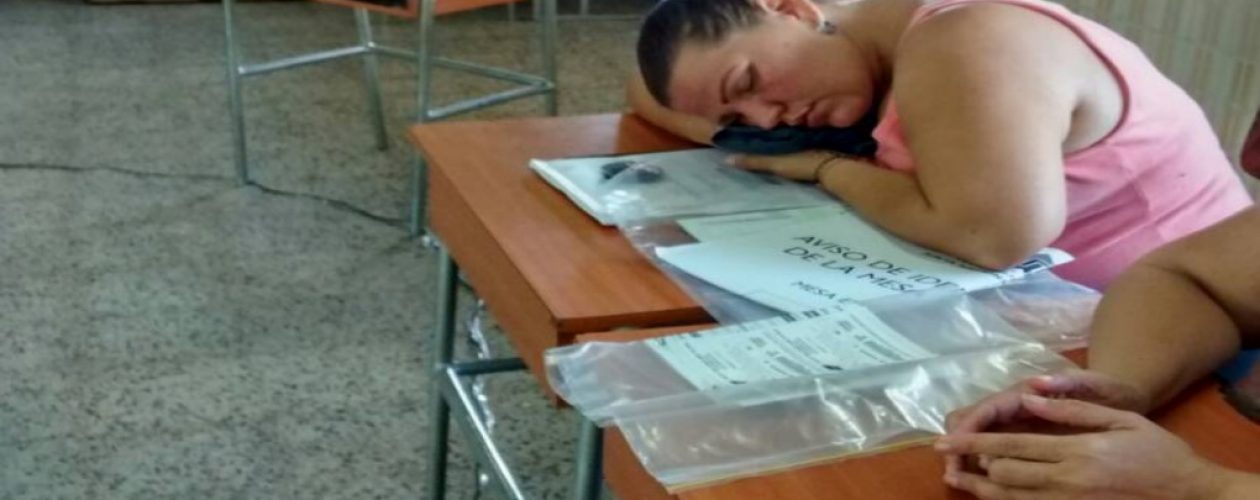 Miembros de mesa se durmieron por no tener votantes (FOTOS)