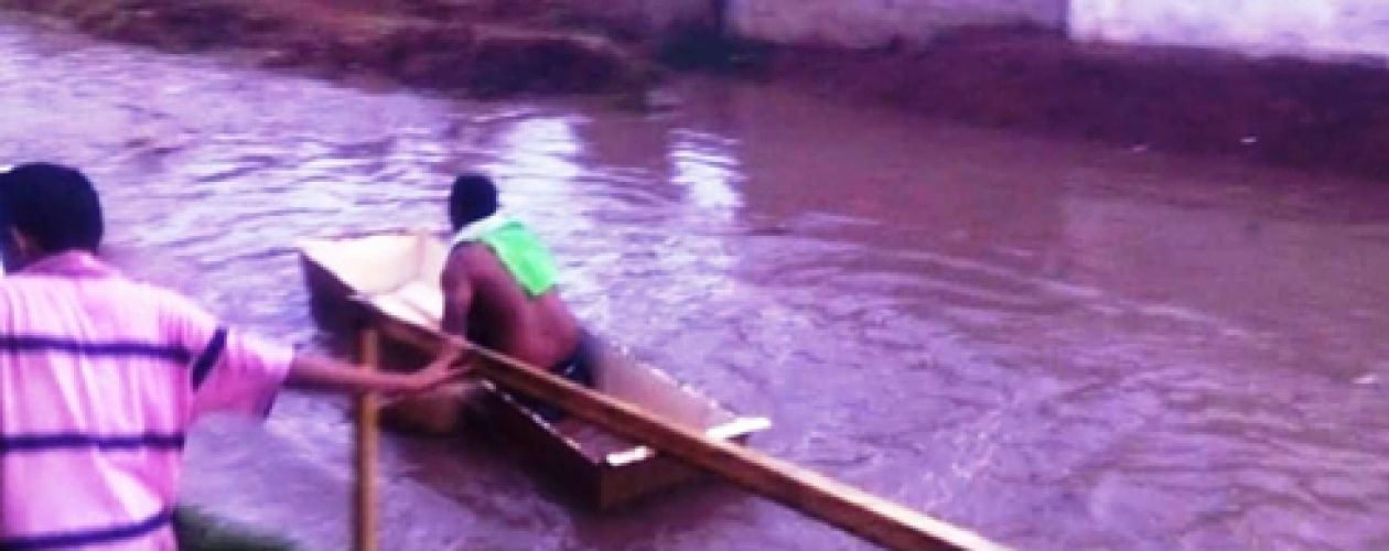 En ríos y lagos están convertidas calles de una comunidad en Guayana