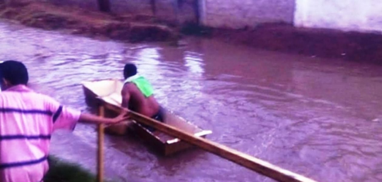 En ríos y lagos están convertidas calles de una comunidad en Guayana