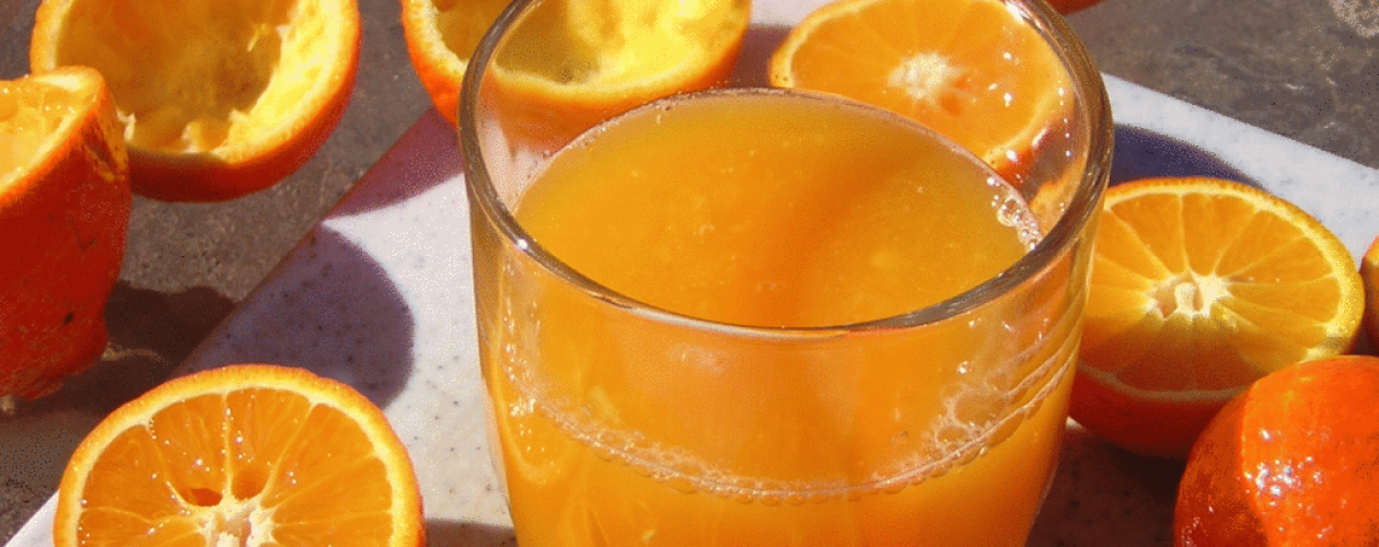 Llenan botellón de agua en hueco de la calle para vender jugo en Valencia (Video)