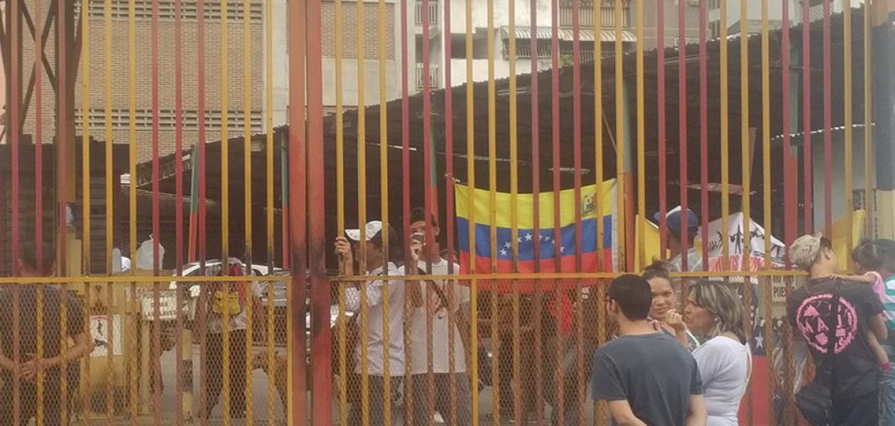 Vecinos de La Candelaria protestan contra nueva invasión de colectivos a estacionamiento