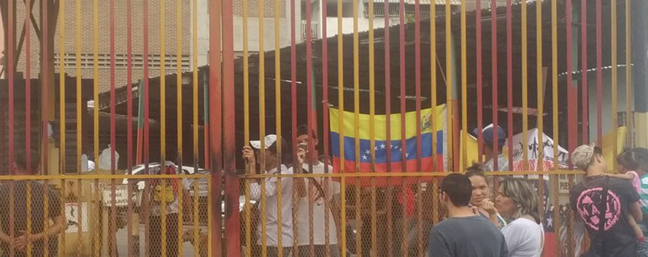 Vecinos de La Candelaria protestan contra nueva invasión de colectivos a estacionamiento
