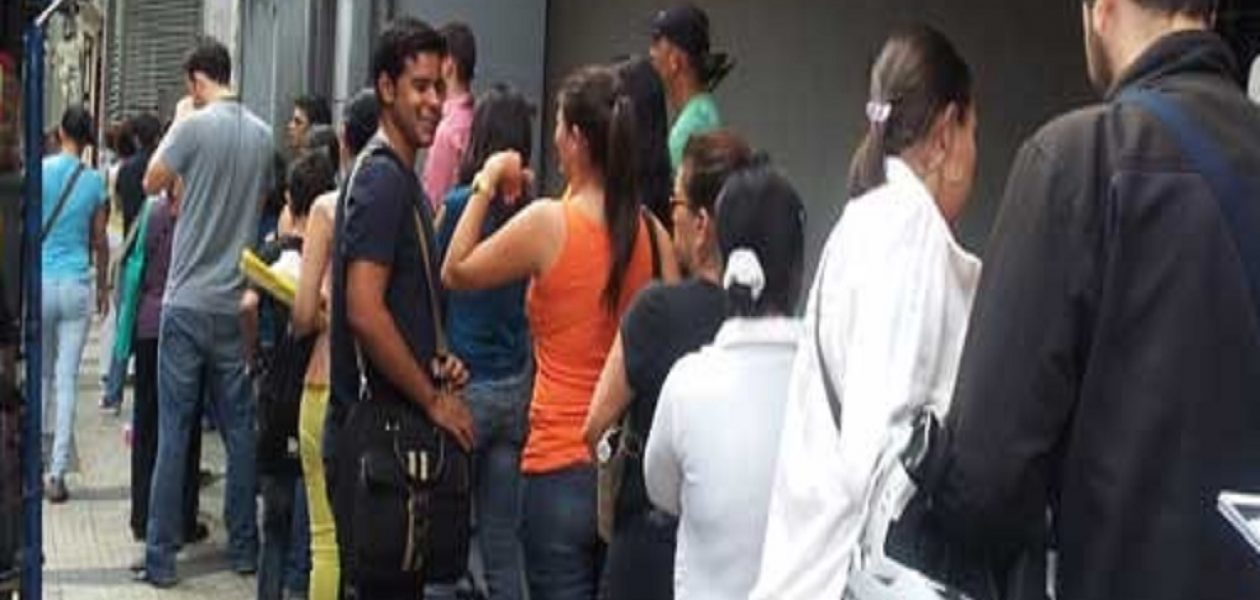 Denuncian largas colas para retirar los documentos apostillados en Caracas