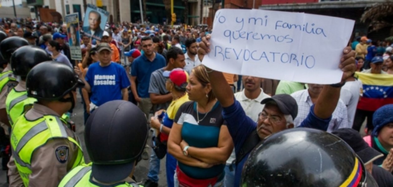 Venezolanos se movilizan para exigir la recolección del 20% de firmas para revocar mandato de Maduro