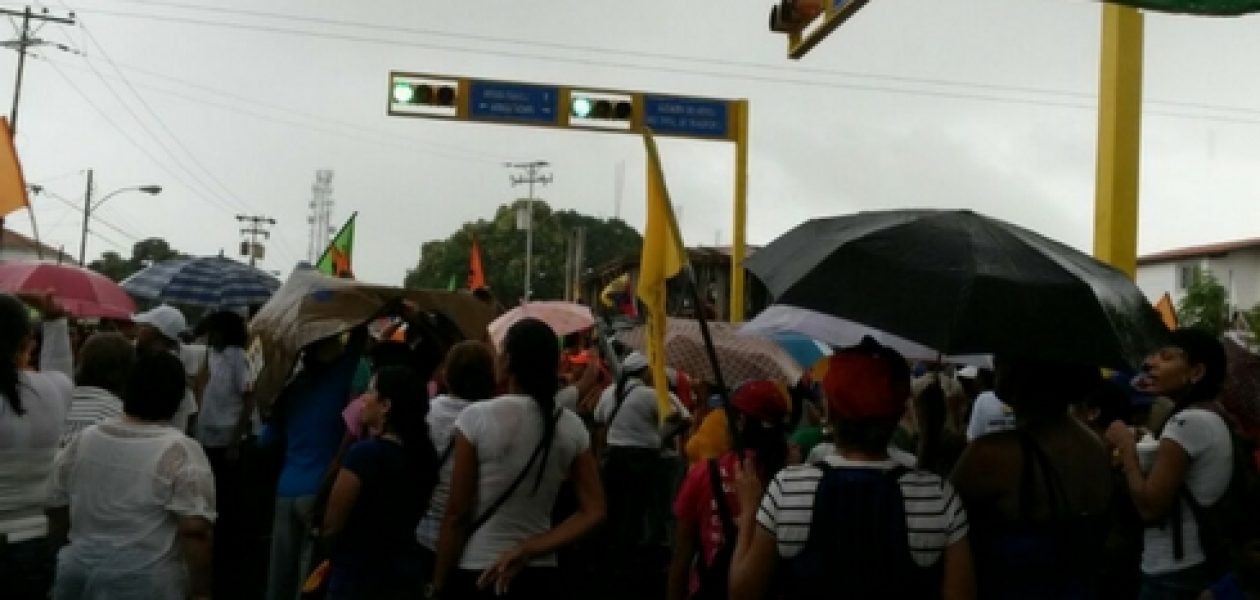 Marcha al CNE en Bolívar resistió lluvia y piquete militar