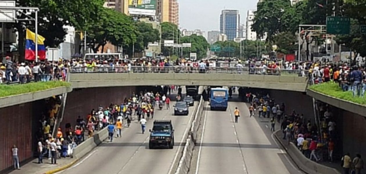 Con bombas lacrimógenas dispersan marcha en Caracas