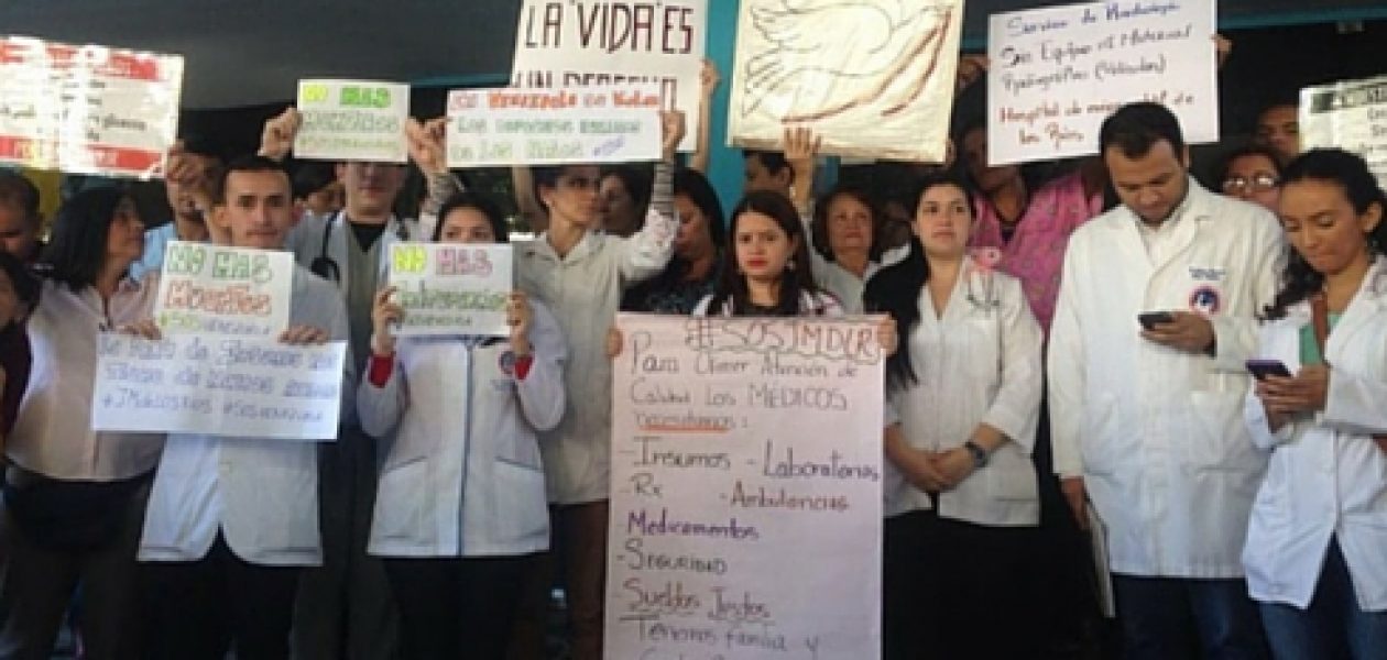 Médicos del JM de los Ríos protestan y exigen ayuda humanitaria