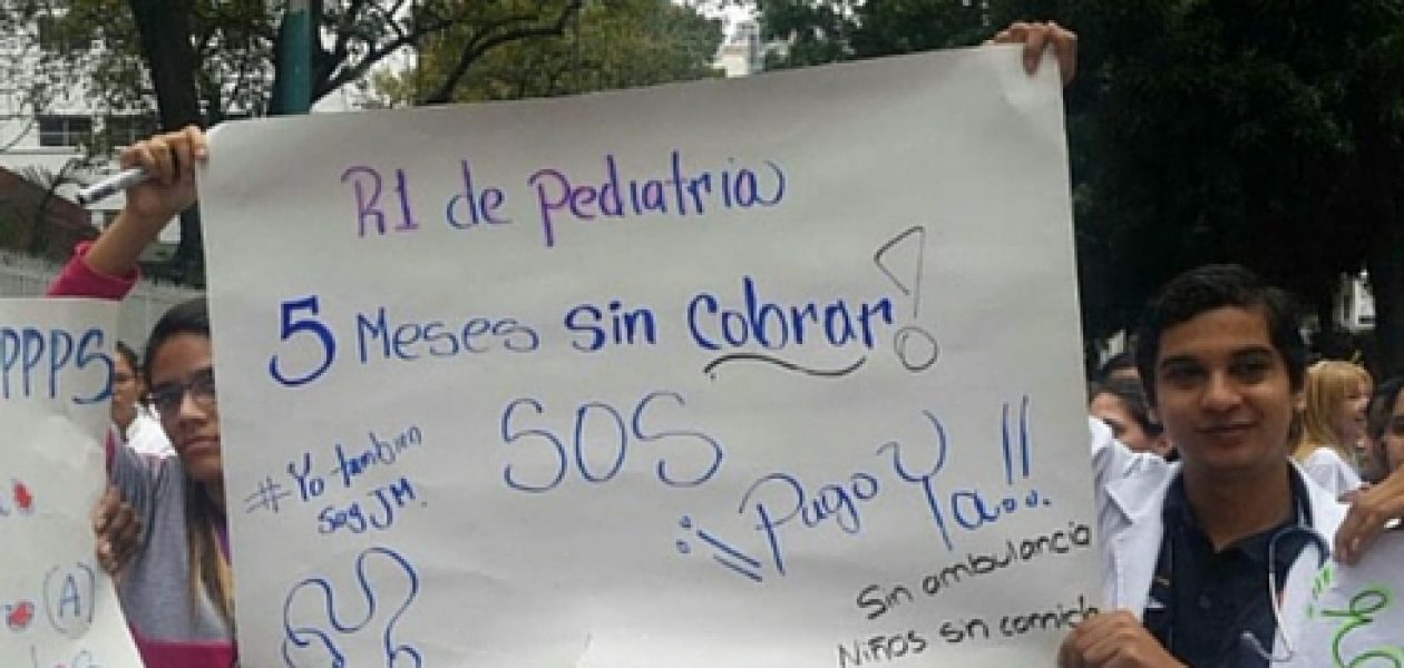 Médicos y enfermeras del hospital JM de los Ríos exigen pagos y mejoras