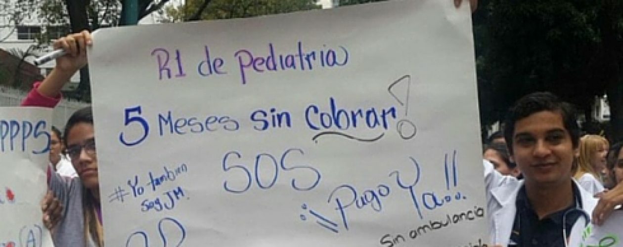 Médicos y enfermeras del hospital JM de los Ríos exigen pagos y mejoras