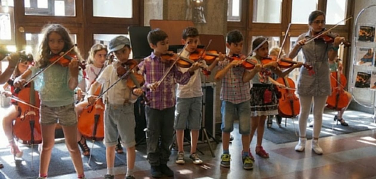 Venezolano crea la Orquesta de Sueños El Sistema Suecia con jóvenes refugiados