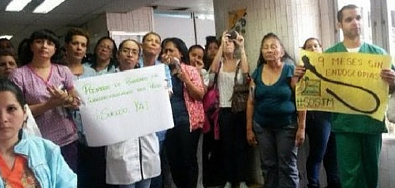 Personal del Hospital JM de los Ríos protesta a la llegada de comisión de MinSalud