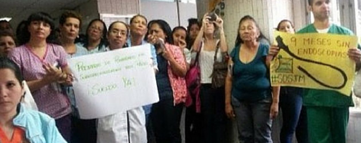 Personal del Hospital JM de los Ríos protesta a la llegada de comisión de MinSalud