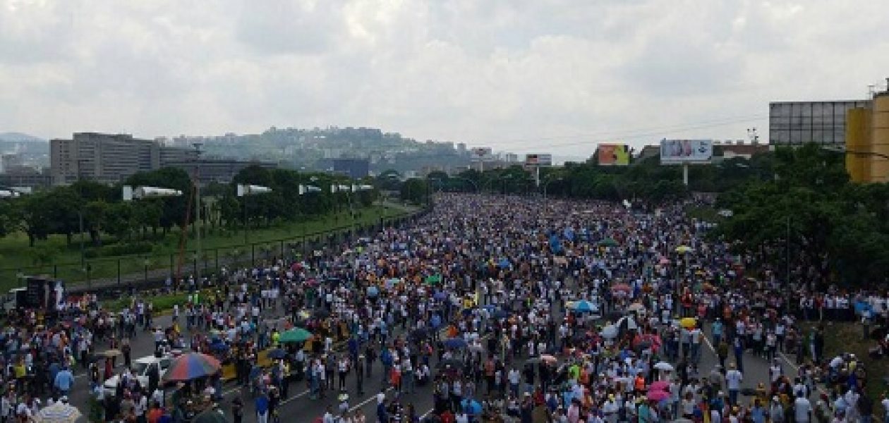 Plantón en Caracas se mantiene en la autopista Francisco Fajardo
