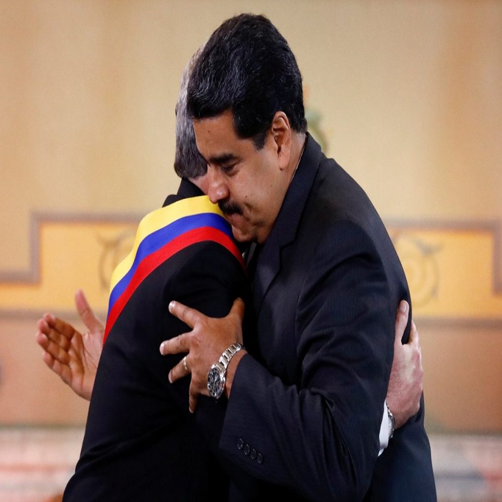 Maduro condecoró con la banda presidencial de la bandera de Venezuela al Presidente de Cuba