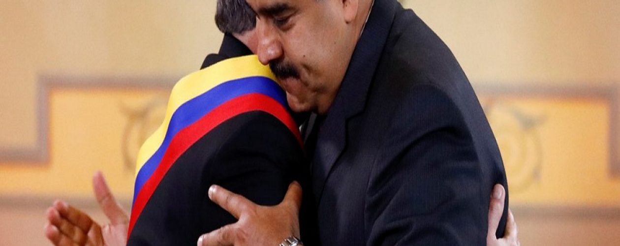 Maduro condecoró con la banda presidencial de la bandera de Venezuela al Presidente de Cuba