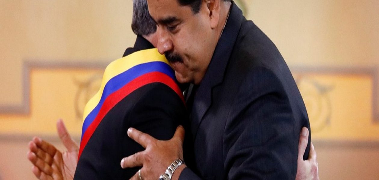 Maduro condecoró con la banda presidencial de la bandera de Venezuela al Presidente de Cuba