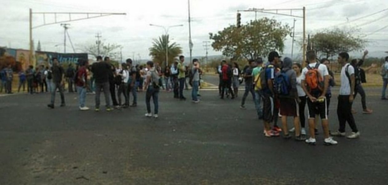 Protesta en la Unexpo de Guayana por mejoras de transporte