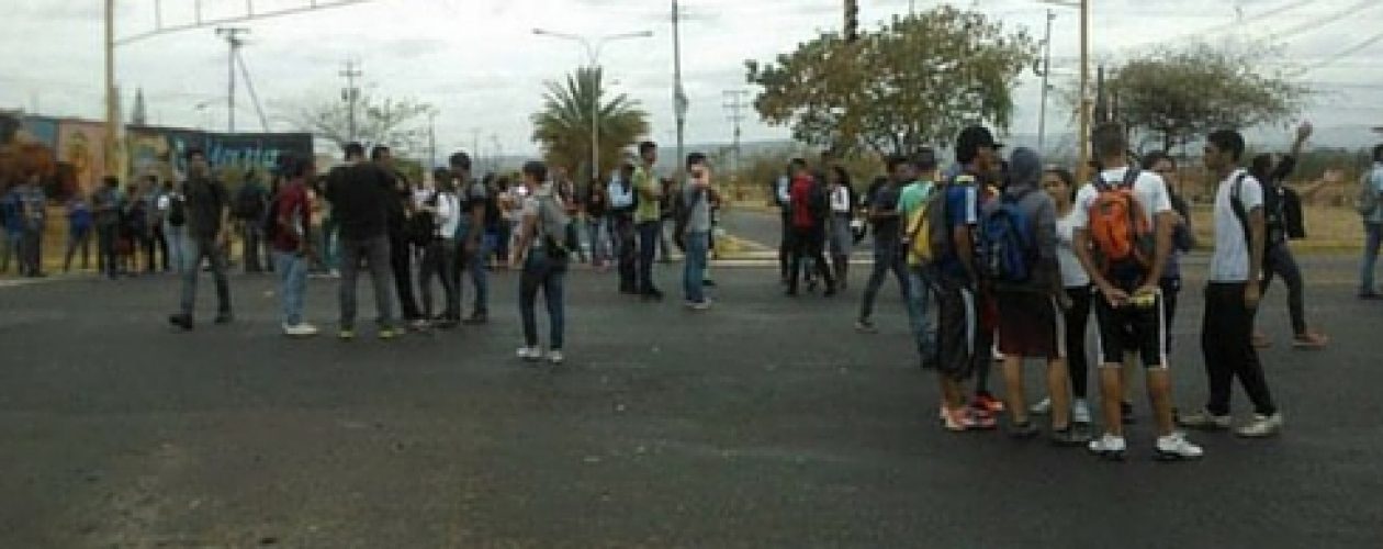 Protesta en la Unexpo de Guayana por mejoras de transporte