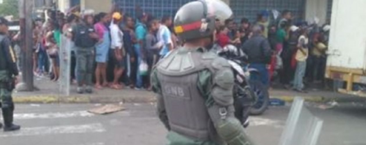 GNB reprime con gases lacrimogenos protesta por comida en San Félix