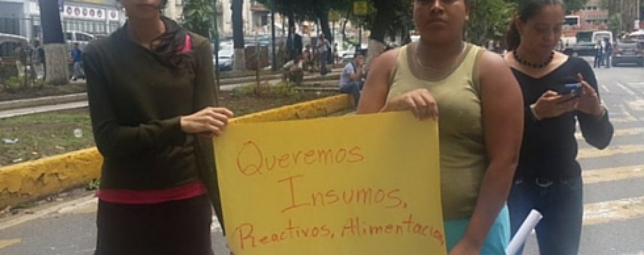 Protestan en el hospital JM de los Ríos por comida e insumos médicos