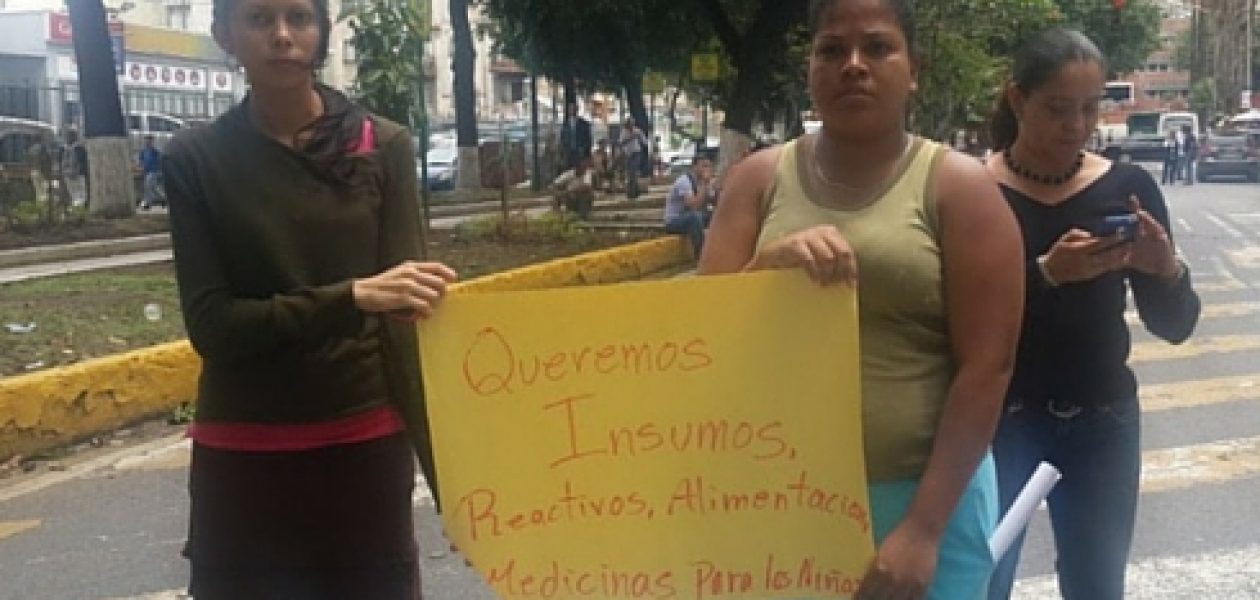 Protestan en el hospital JM de los Ríos por comida e insumos médicos