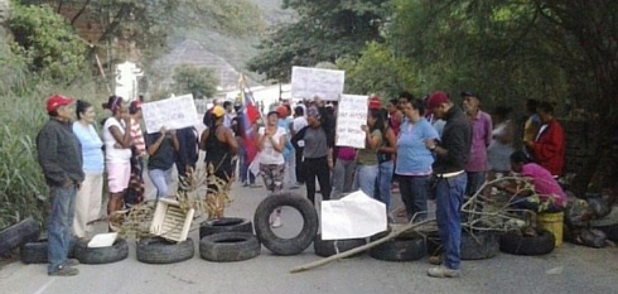 Protestan en la carretera vieja Petare- Guarenas por la escasez de alimentos