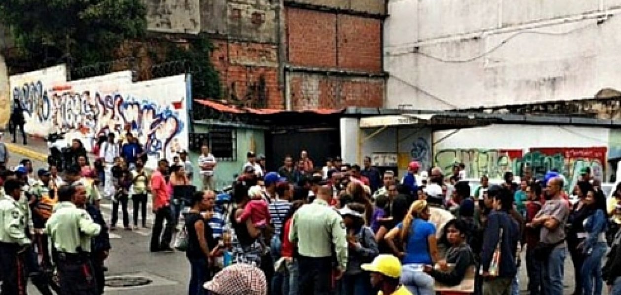 Protestan por escasez de comida en Los Teques