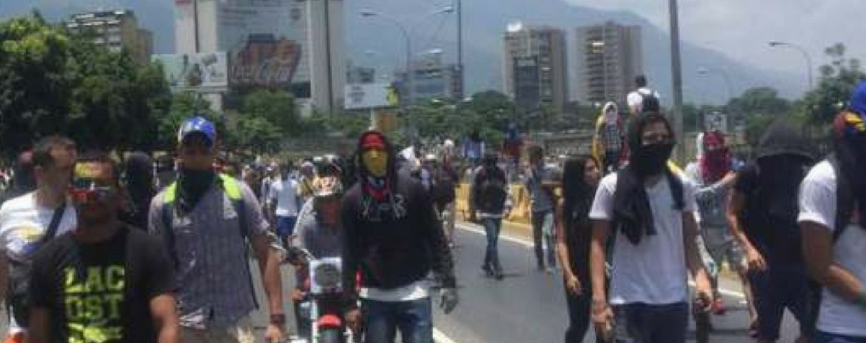 Protestas mantienen trancadas varias carreteras del país