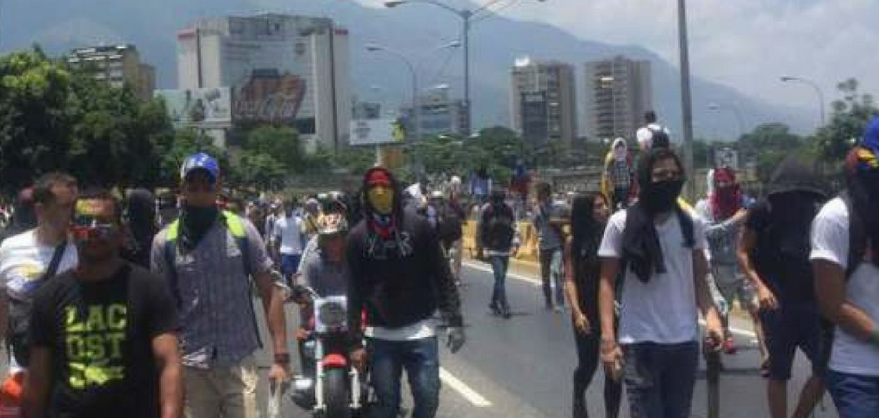 Protestas mantienen trancadas varias carreteras del país