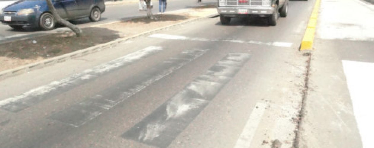 En Puerto la Cruz demarcan las vías con talco