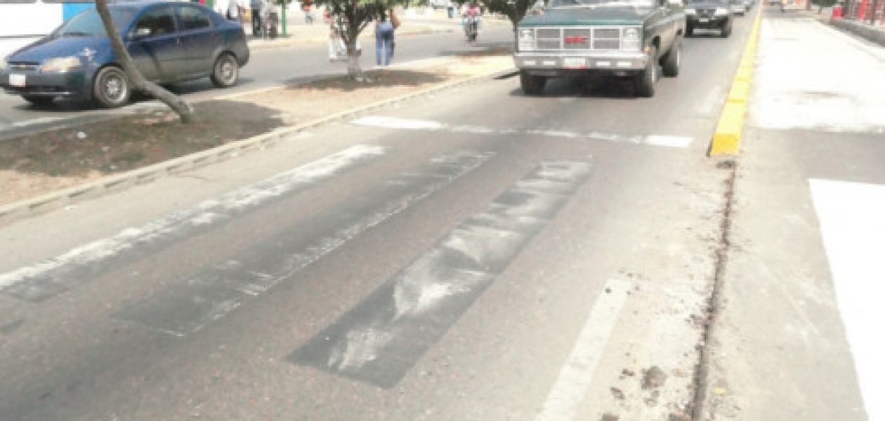 En Puerto la Cruz demarcan las vías con talco