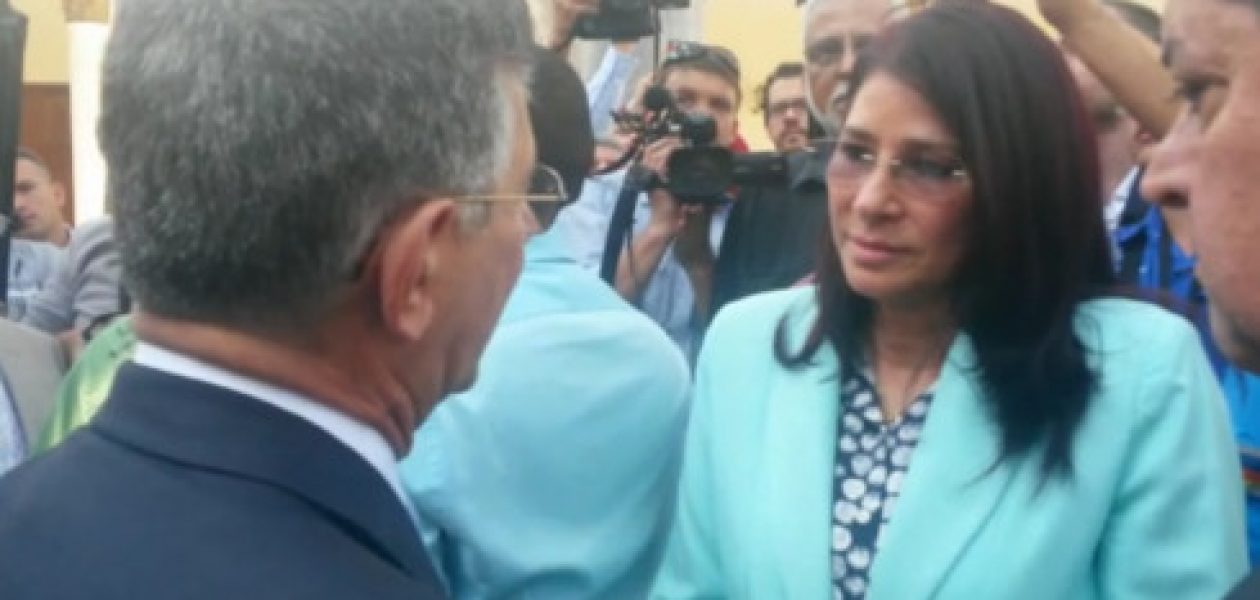 Ramos Allup y Cilia Flores se encuentran en los jardines de la AN